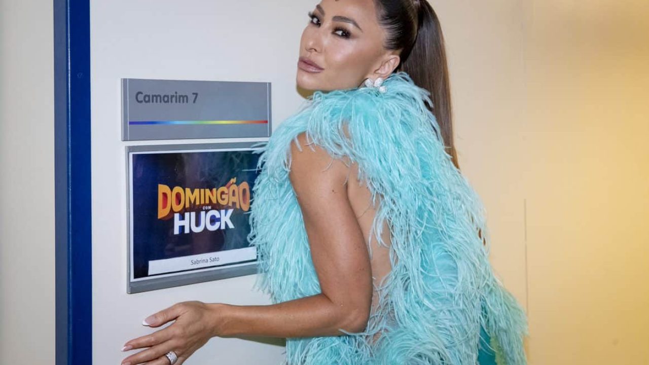 Imagem com foto de Sabrina Sato na porta do camarim do Domingão com Huck