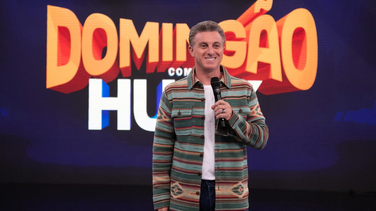 Imagem do apresentador Luciano Huck no palco do Domingão