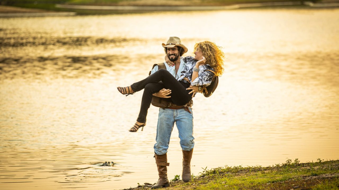 Imagem com foto dos atores Renato Góes e Bruna Linzmeyer