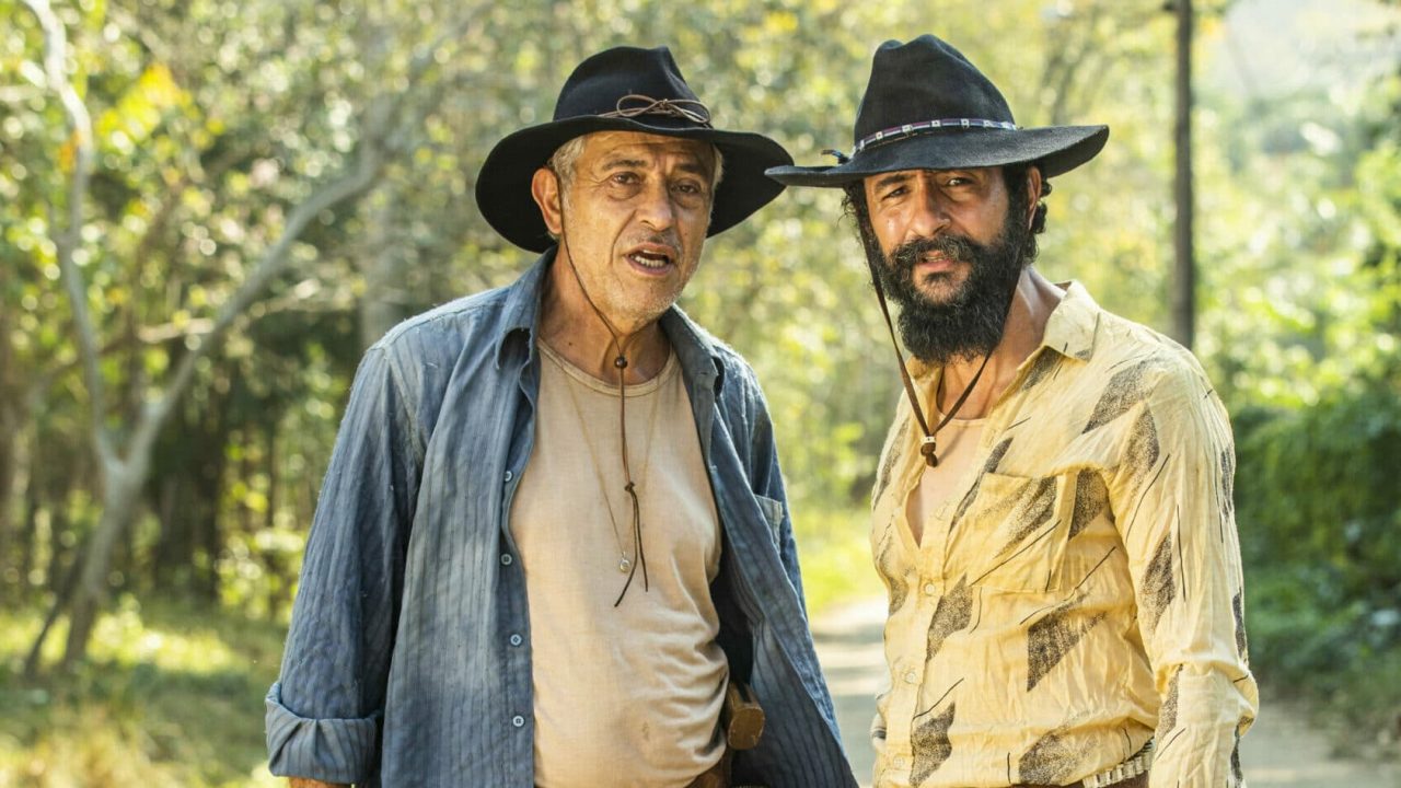 Velho Ceci e Joventino posam no Pantanal para a divulgação da novela da Globo