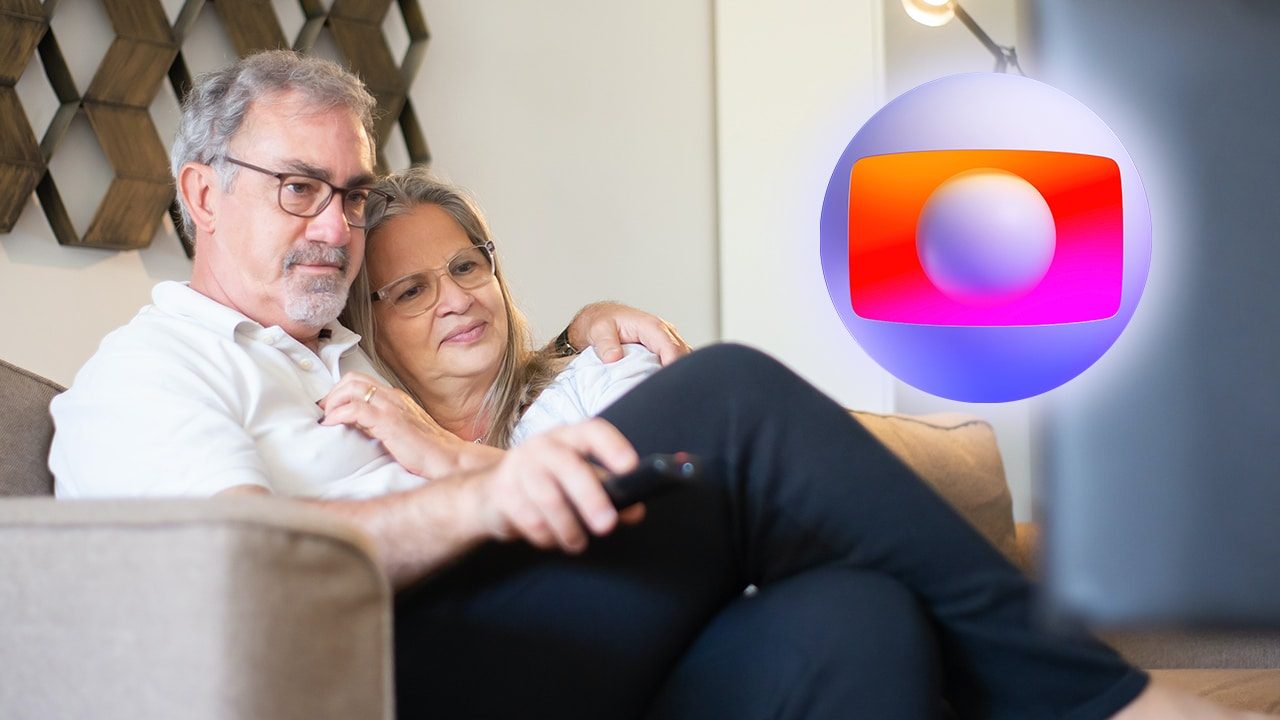 Imagem com foto de casal de idosos assistindo TV com o logo da Globo do lado direito