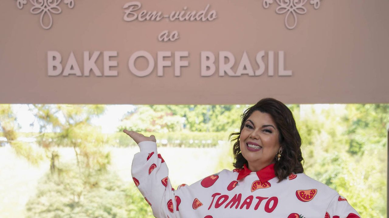 Foto de Fabiana Karla no comando do programa Bake Off, que ela apresenta no SBT