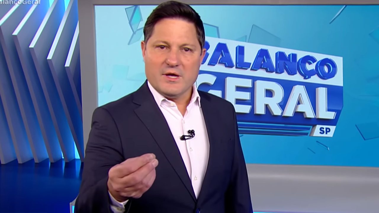 Foto do apresentador Eleandro Passaia no estúdio do Balanço Geral SP