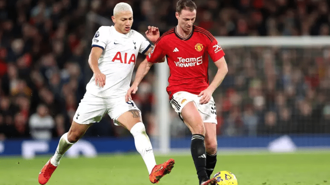 Imagem de partida entre Manchester United e Tottenham, que vão ter jogos exibidos pela Band