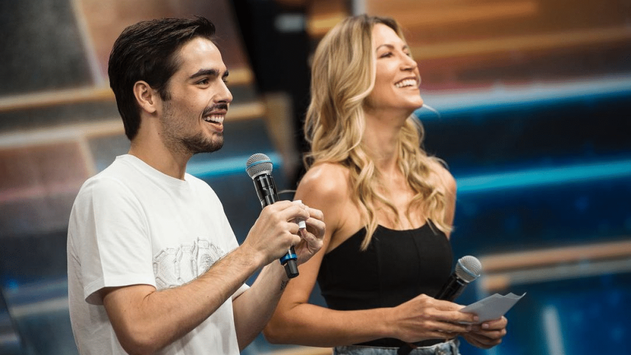 Foto de João Guilherme e Anne Lottermann, apresentadores da Band