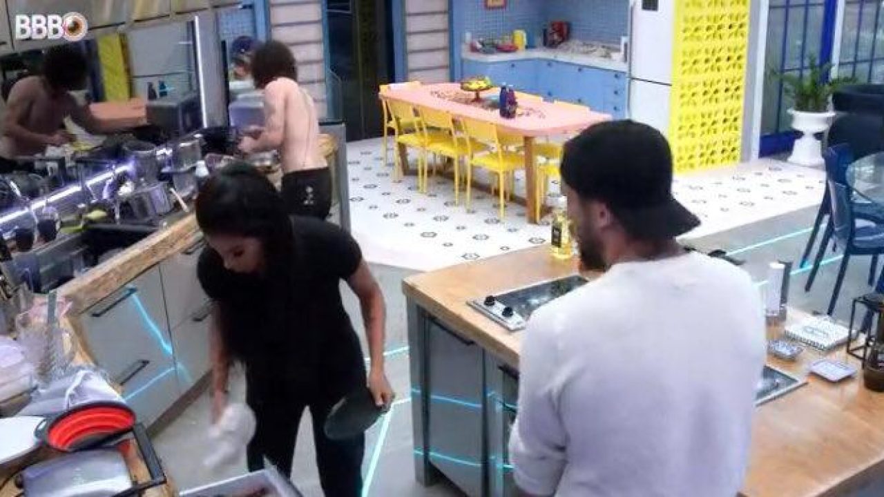 Higiene precária da cozinha VIP do BBB deixou os participantes revoltados (foto: Reprodução/TV Globo)