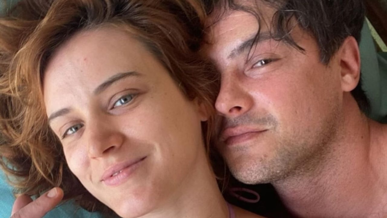 Foto de Bianca Bin deitada na cama com Sergio Guizé