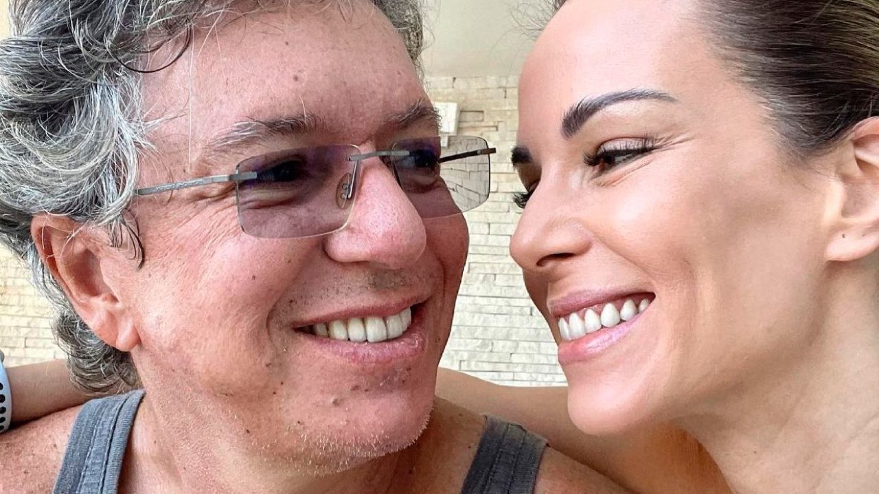 Boninho posa ao lado de sua mulher, a apresentadora Ana Furtado