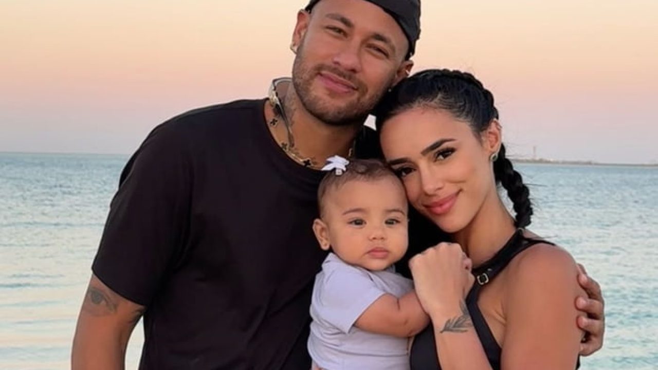 Bruna Biancardi e Neymar posam com a filha Mavie em momento de carinho à beira-mar, em registro compartilhado nas redes sociais