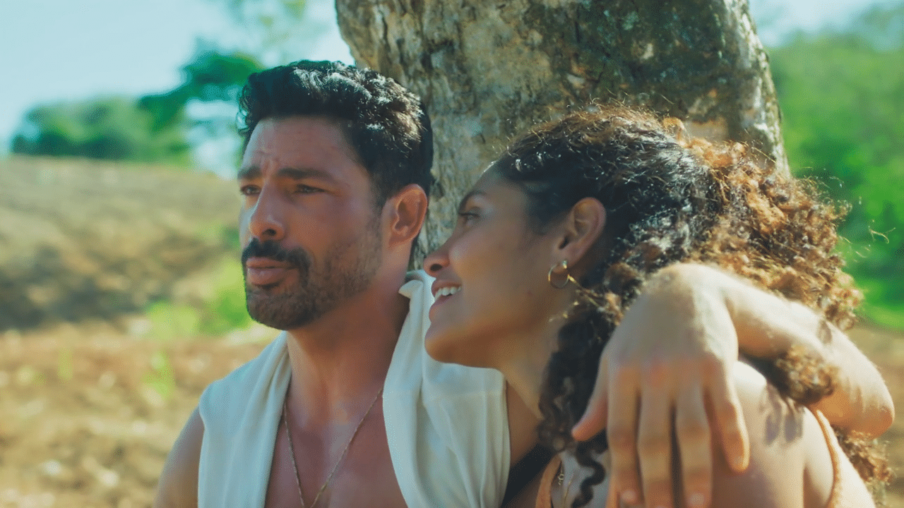 Caio (Cauã Reymond) e Aline (Bárbara Reis) abraçados em cena de Terra e Paixão