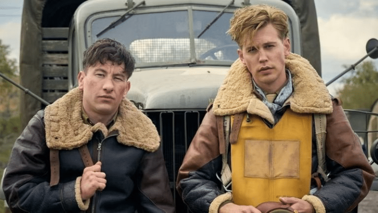 Foto de Callum Turner e Austin Butler em cena de série da Apple.