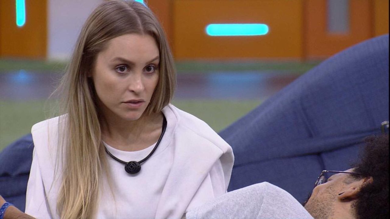 Carla Diaz já desconfia que o seu affair gosta mais do Projota do que dela (foto: Reprodução/TV Globo)