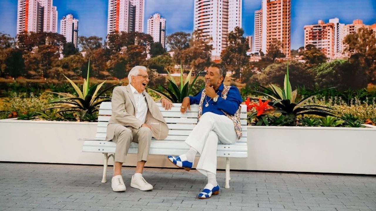 Foto de Carlos Alberto de Nóbrega e Paulinho Gogó em nova temporada de A Praça é Nossa