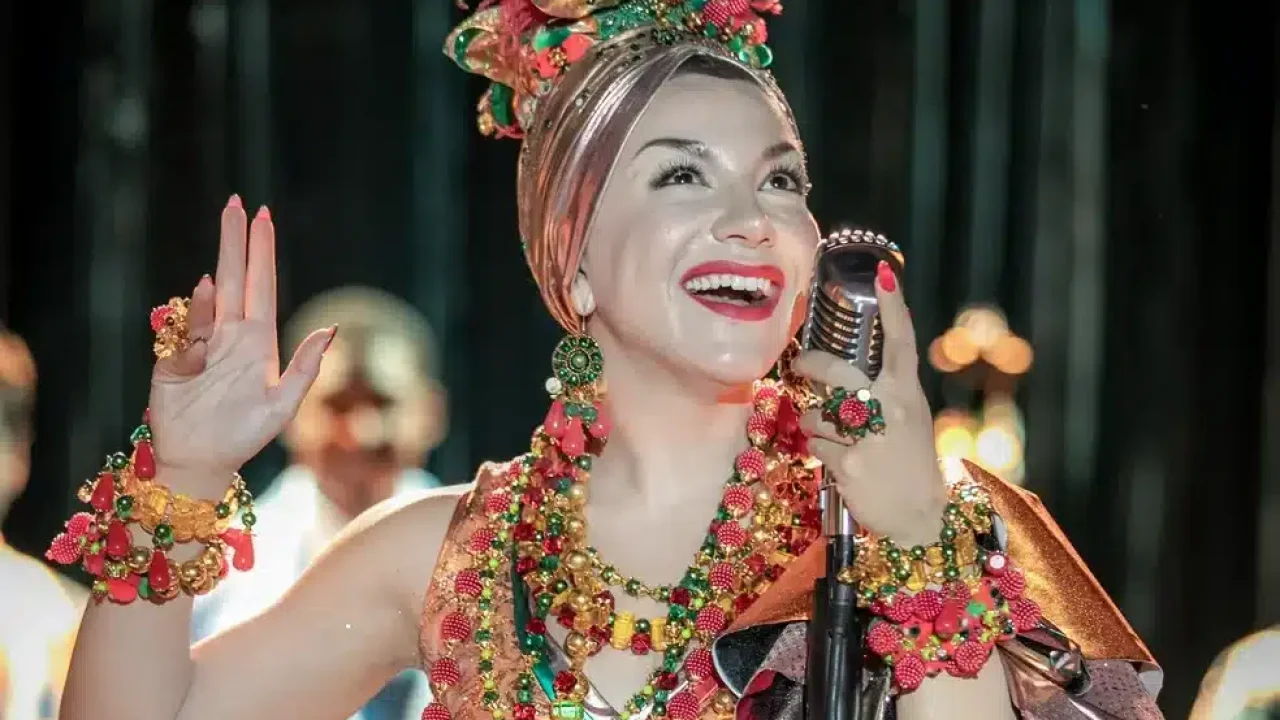 Foto de Priscilla Alcantara como Carmen Miranda