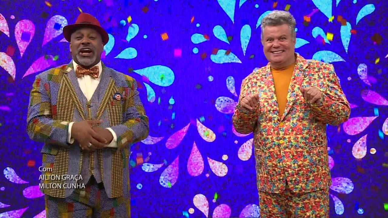 Milton Cunha e Aílton Graça apresentaram o especial de carnaval da Globo (foto: Reprodução/TV Globo)