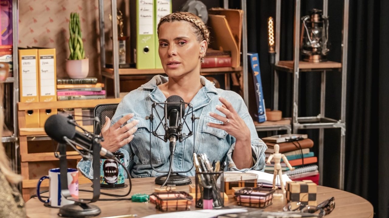 Foto de Carolina Dieckmann em podcast