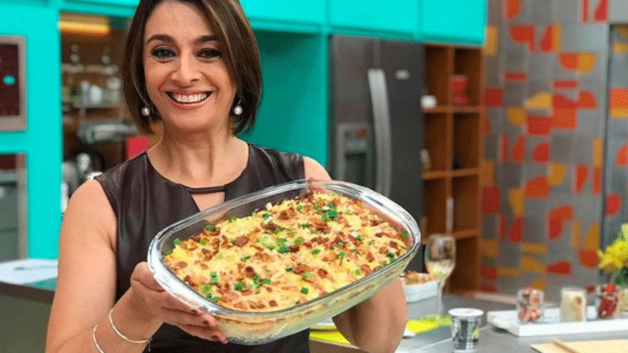 Foto da apresentadora Catia Fonseca segurando um prato de comida