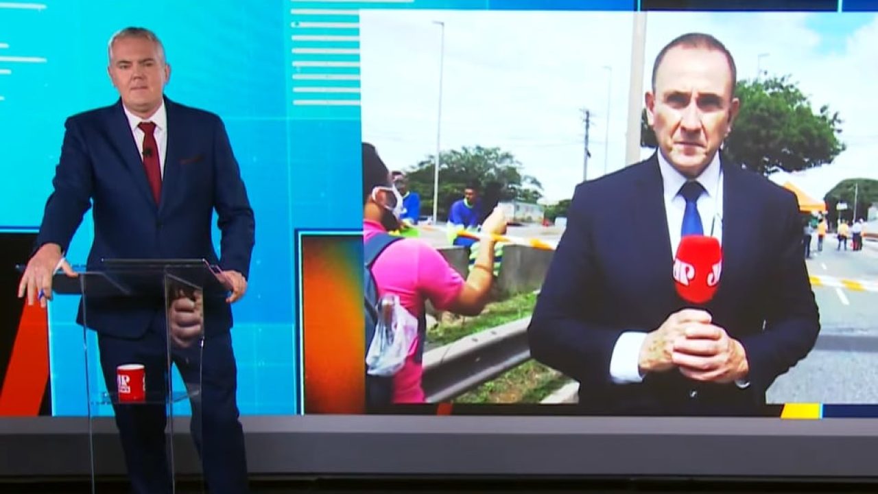 William Travassos, da Jovem Pan, apresentando da rua sem máscara (Foto: Reprodução/Jovem Pan)