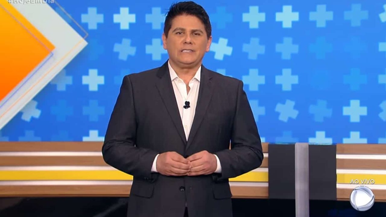 César Filho foi afastado da apresentação do Hoje em Dia (foto: Reprodução/Record)