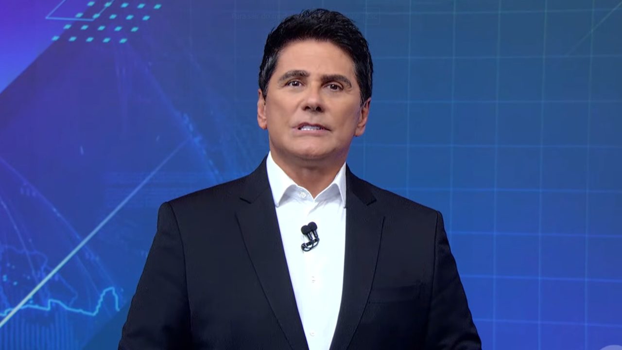 Foto do jornalista César Filho apresentando o SBT Brasil