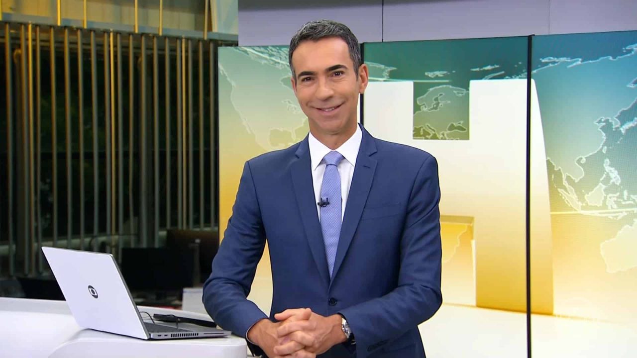 Foto de César Tralli na bancada do Jornal Hoje