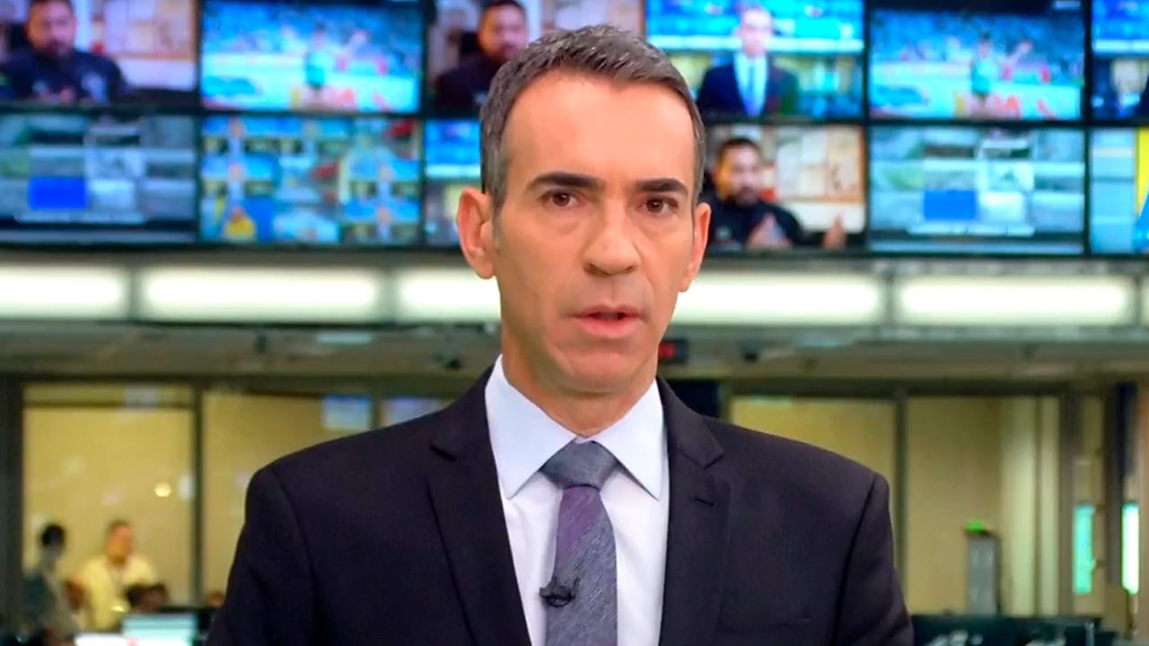 César Tralli durante apresentação do Jornal Hoje da Globo