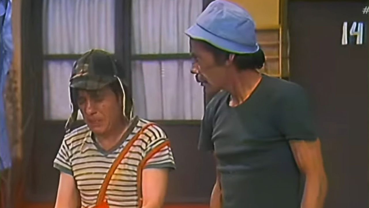 Chaves e Seu Madruga em cena de episódio raro da série exibido pelo SBT com porta da casa 14 ao fundo