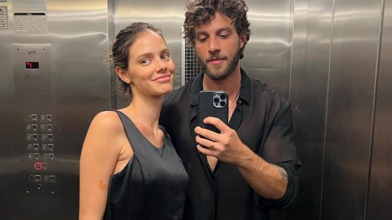 Foto de Chay Suede e Laura Neiva