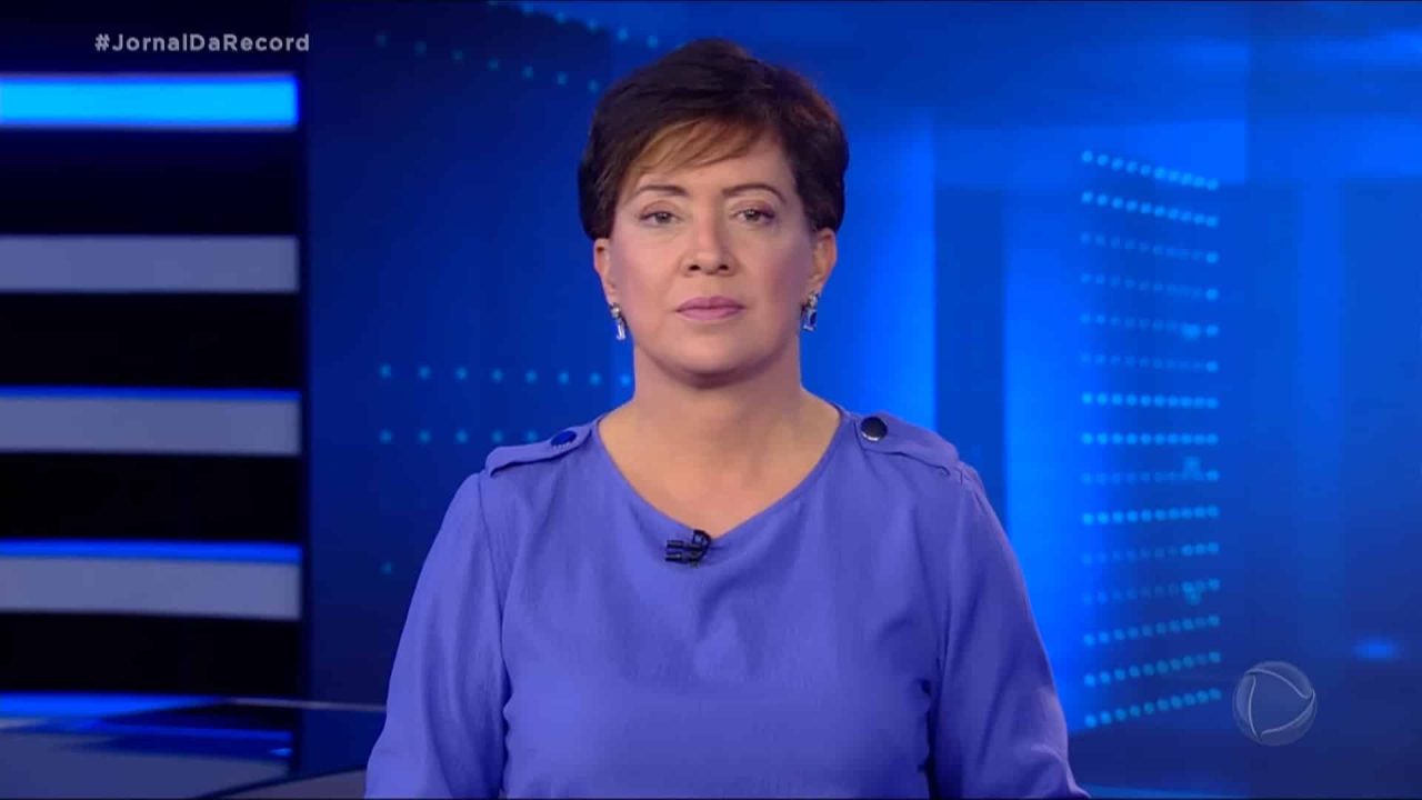 Foto da jornalista Christina Lemos na bancada do Jornal da Record