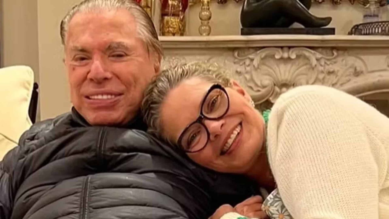 Foto de Cintia Abravanel com rosto deitado no ombro de Silvio Santos