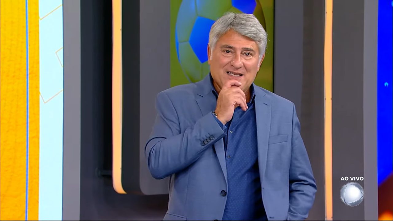 Foto de Cléber Machado apresentando o programa Esporte Record