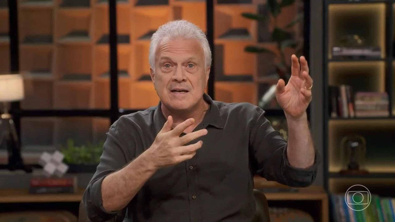 Foto do apresentador Pedro Bial no programa Conversa com Bial