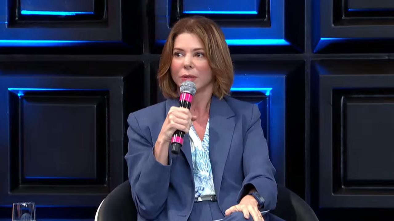 Daniela Abravanel Beyruti, CEO do SBT, durante coletiva do Teleton