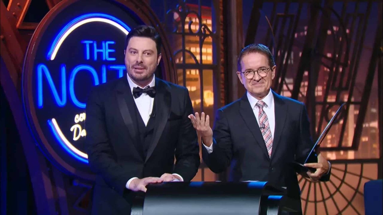 Foto de Danilo Gentili e Carlos Tramontina no especial The Noite Reunion