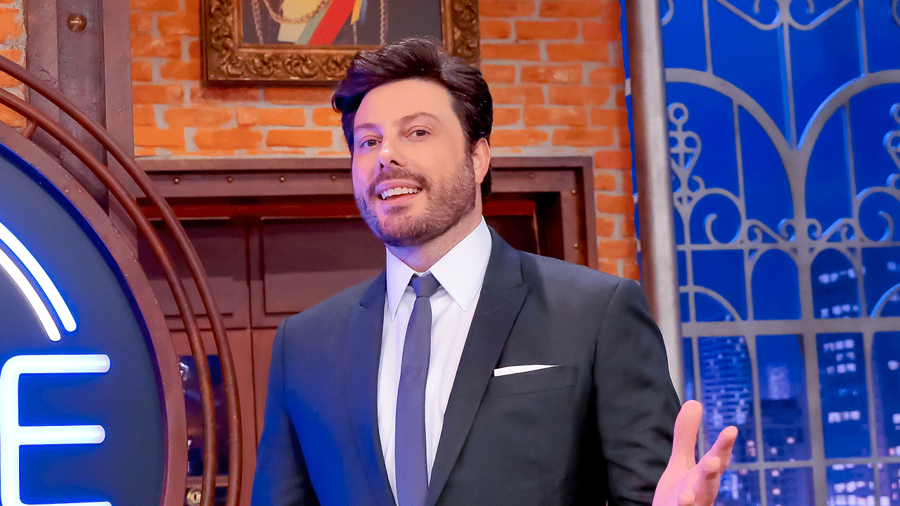 Danilo Gentili no cenário do The Noite