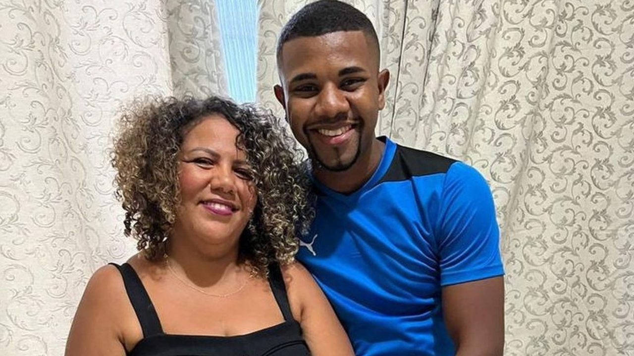 Foto de Mani Rego ao lado de Davi Brito; eles aparecer juntos e sorrindo