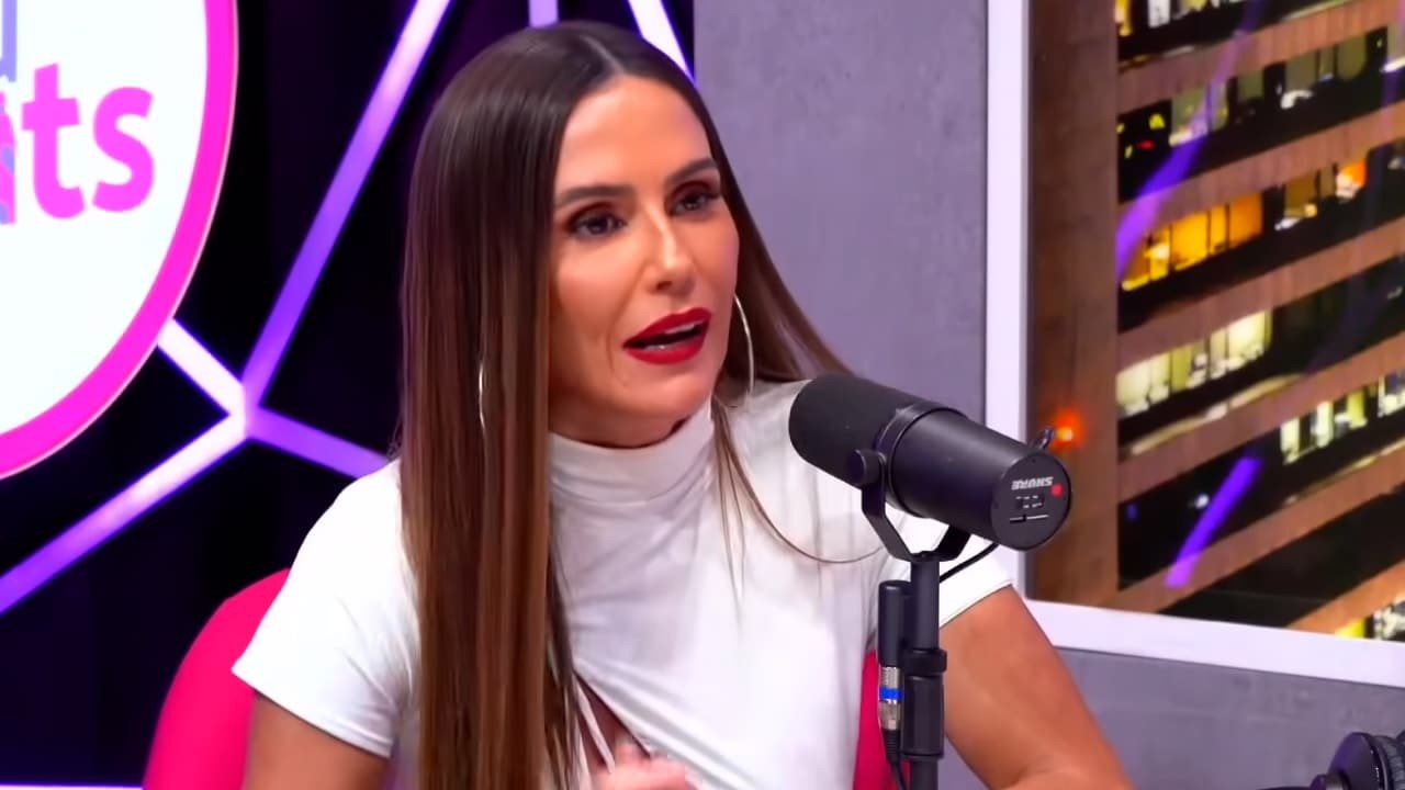 Deborah Secco durante entrevista ao podcast PodCats