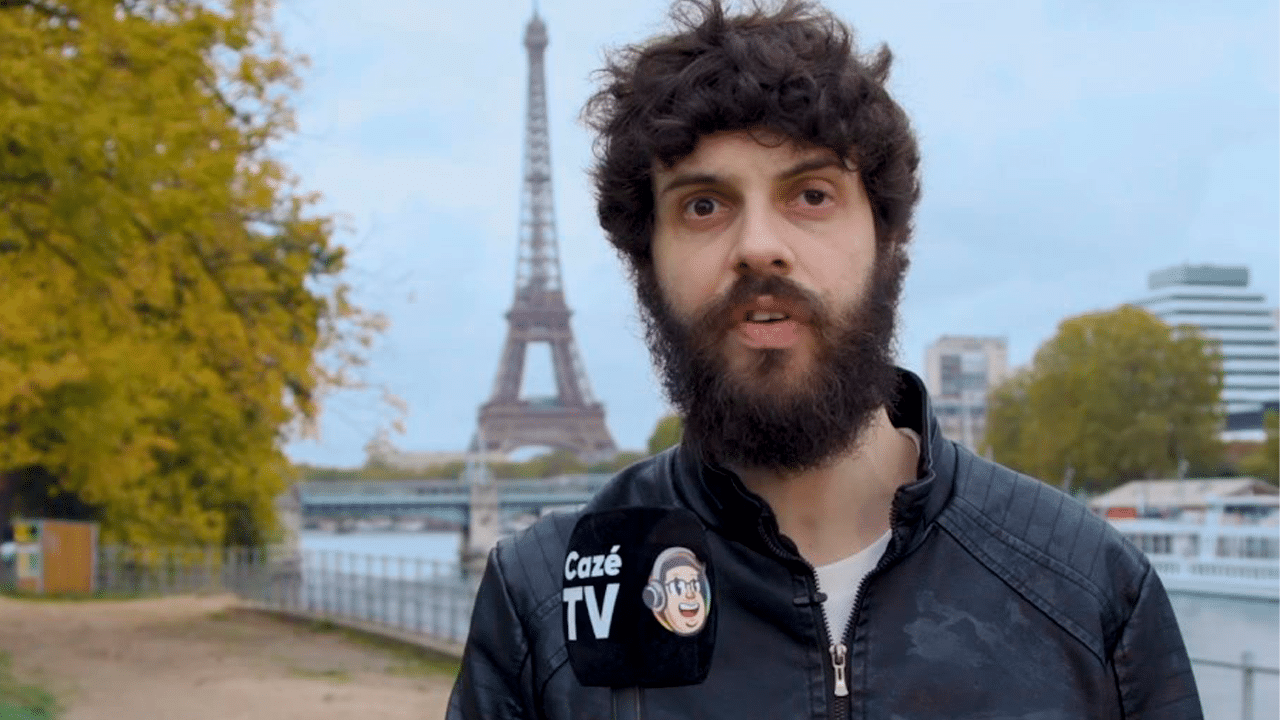 Diogo Defante segura microfone da CazéTV em vídeo de divulgação das Olimpíadas de Paris de 2024