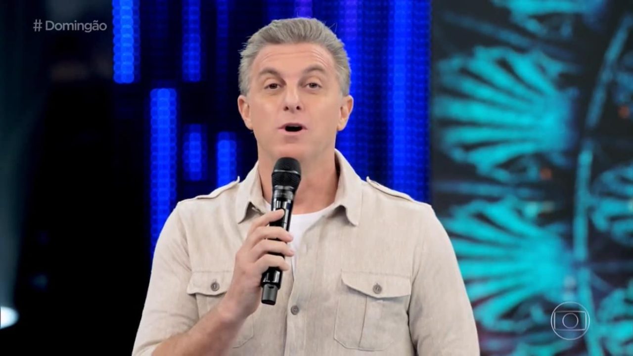 Luciano Huck no estúdio do Domingão em São Paulo