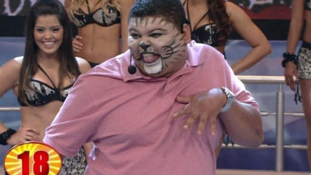 Imagem com foto do personagem Gato Louco, que se apresentou no Se Vira dos 30 do Domingão do Faustão e virou meme nas redes sociais