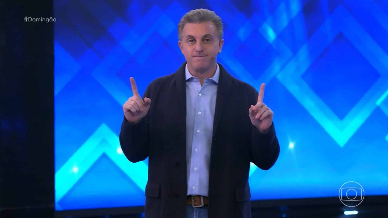 Foto do apresentador Luciano Huck no estúdio do Domingão