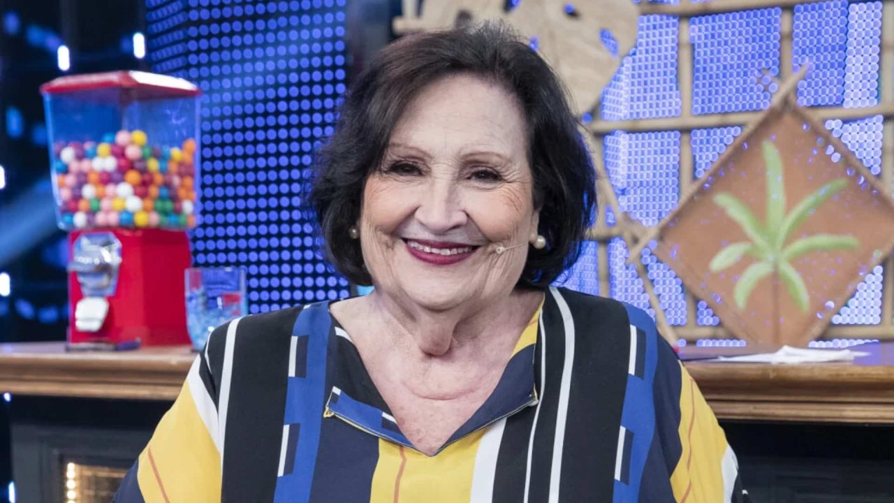 Foto de Dona Déa no Domingão com Huck sorrindo