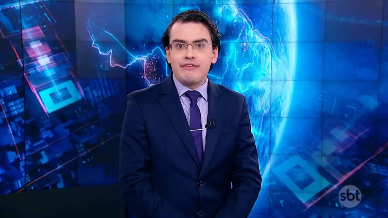 Foto do apresentador Dudu Camargo no estúdio do telejornal Primeiro Impacto