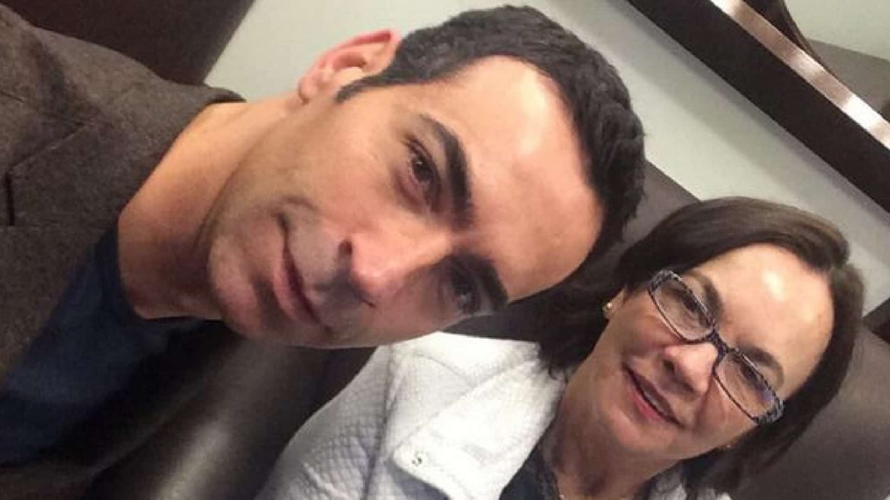 Foto de César Tralli e de sua mãe, Edna Tralli