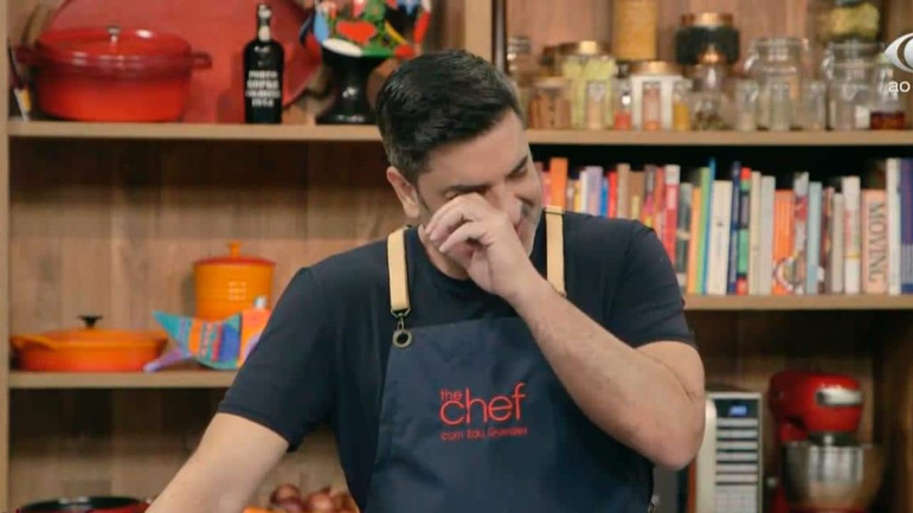 Edu Guedes chorou ao vivo enquanto fazia uma receita no The Chef (foto: Reprodução/Band)