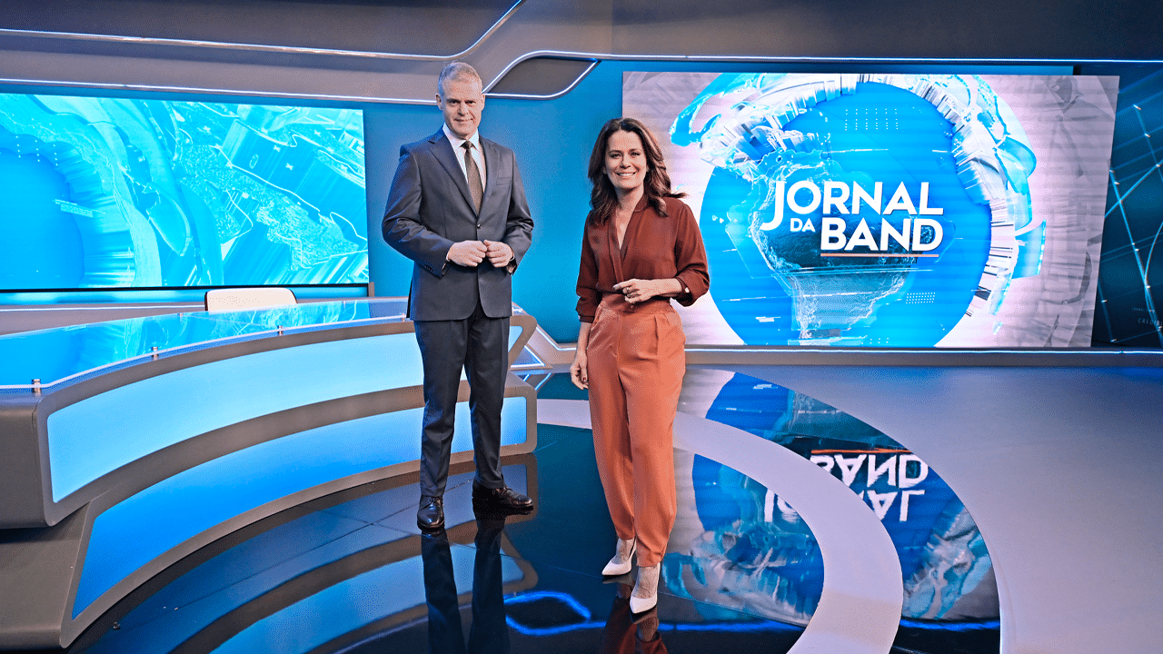 Eduardo Oinegue e Adriana Araújo no cenário do Jornal da Band