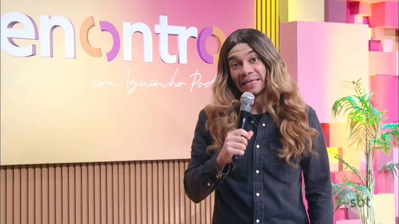 Foto de Igor Guimarães imitando Patrícia Poeta no The Noite