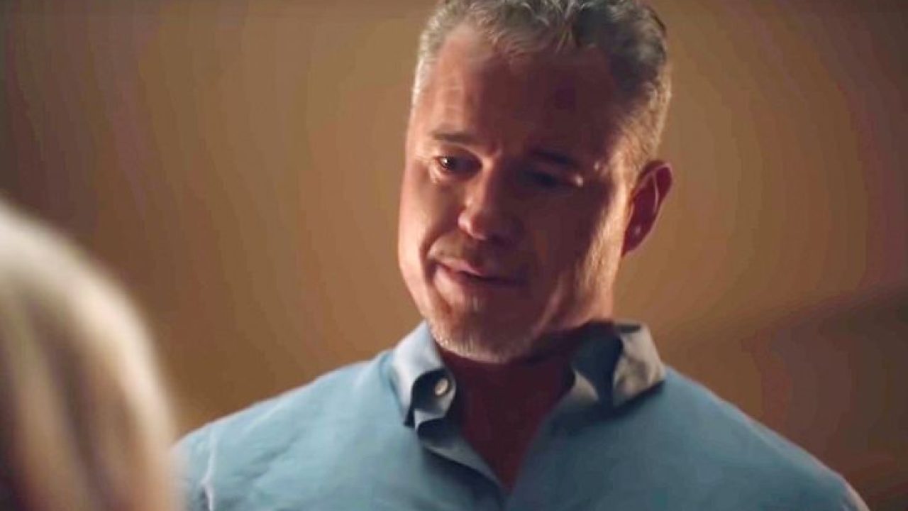 Imagem do ator Eric Dane, conhecido por seus papéis em Grey’s Anatomy e Euphoria. Na cena, ele aparece com expressão séria e olhar reflexivo, usando uma camisa azul clara. A iluminação suave destaca o rosto do ator, evidenciando seu visual maduro e os cabelos grisalhos