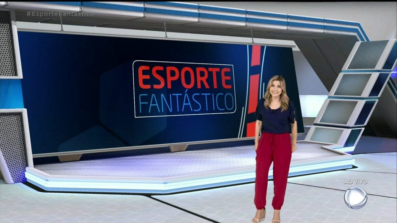 Mylena Ciribelli posa no cenário do Esporte Fantástico; programa está fora do ar há 10 meses (foto: Reprodução/Record)