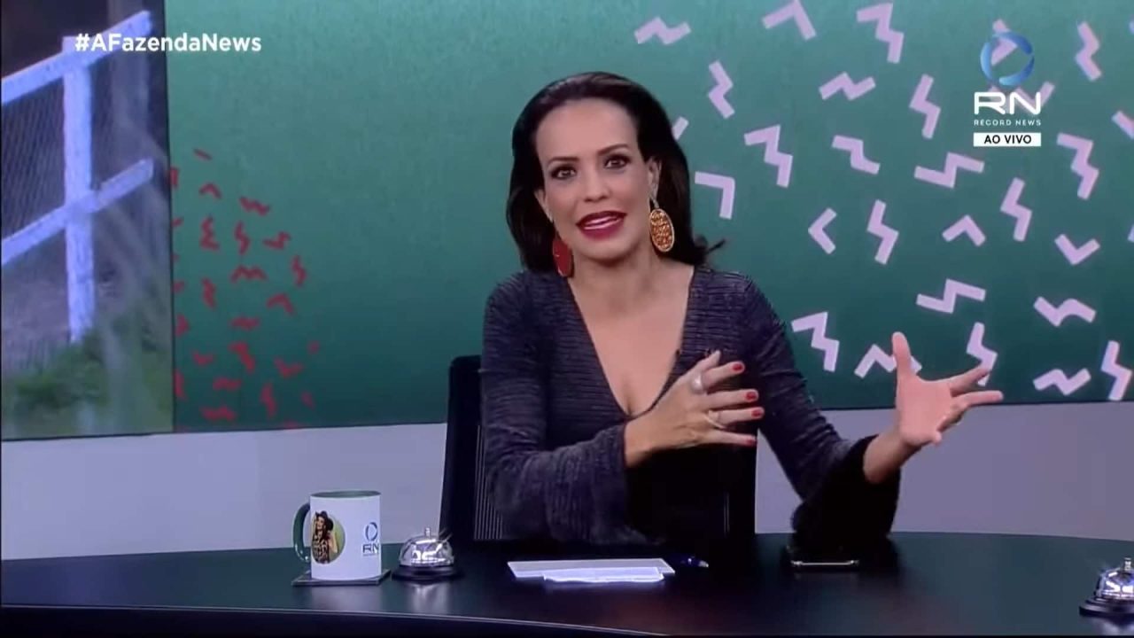 Fabiana Oliveira no estúdio da Record News